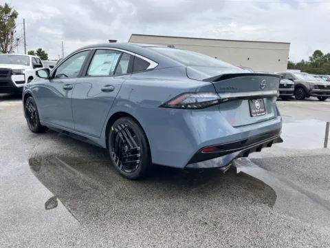 More photos of 2027 Nissan Sentra SR at Oak Ridge Nissan, TN