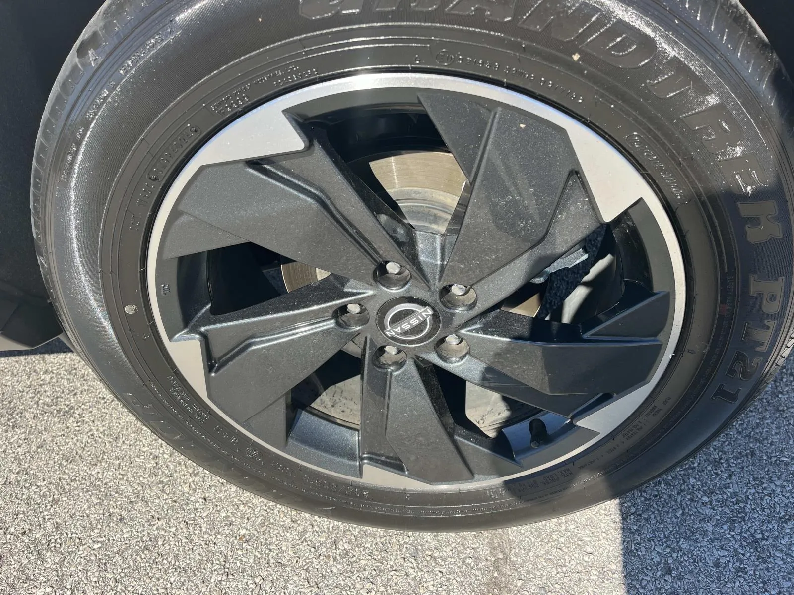 2025 Nissan Rogue SV - Photo 11