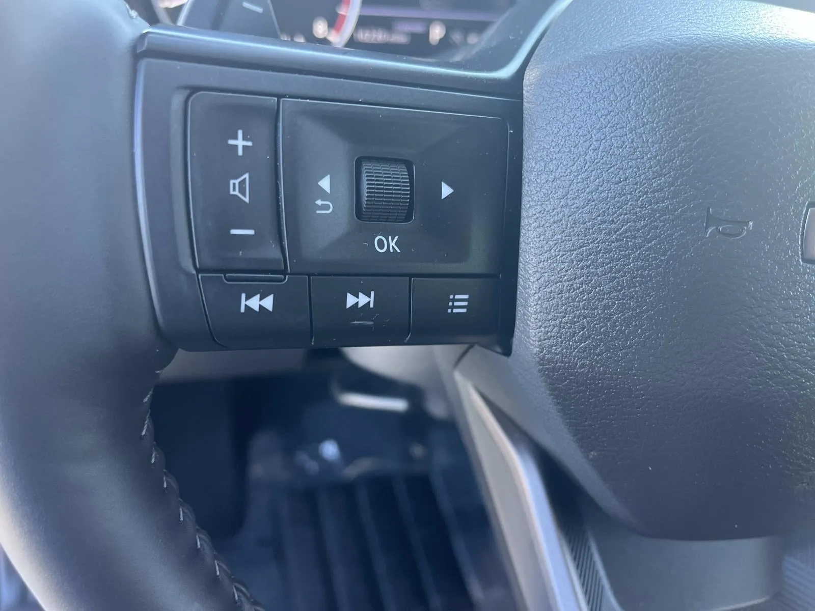 2025 Nissan Rogue SV - Photo 31