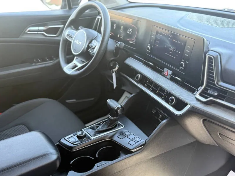 2023 Kia Sportage LX - Photo 8