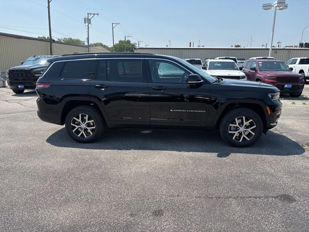 2025 Jeep Grand Cherokee Limited photo 3
