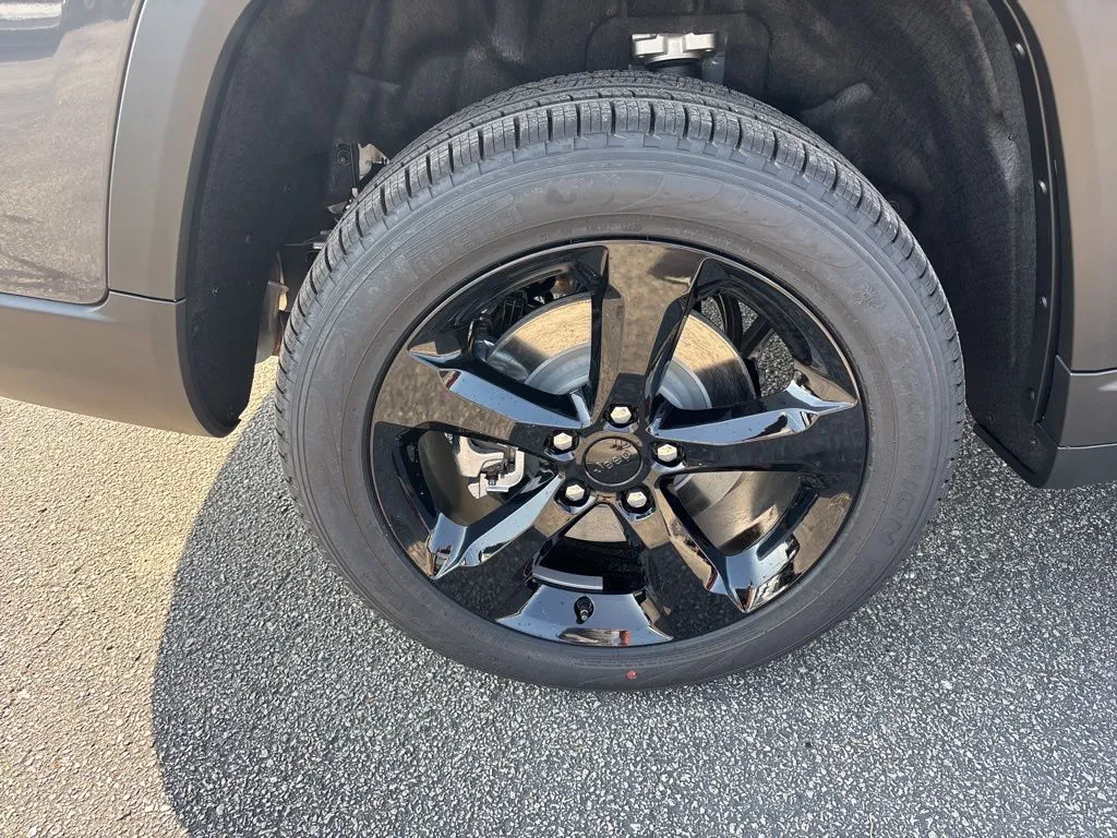 2025 Jeep Grand Cherokee Limited photo 4