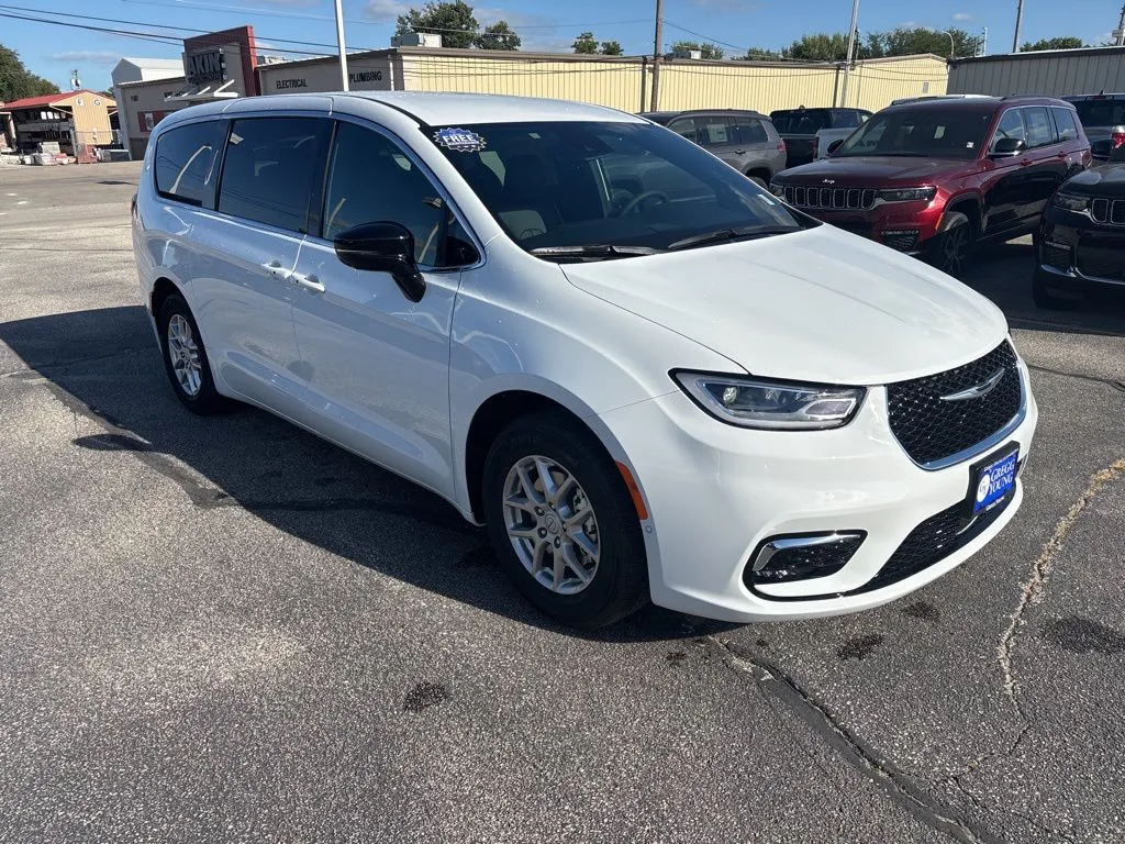 2026 Chrysler Pacifica photo 2