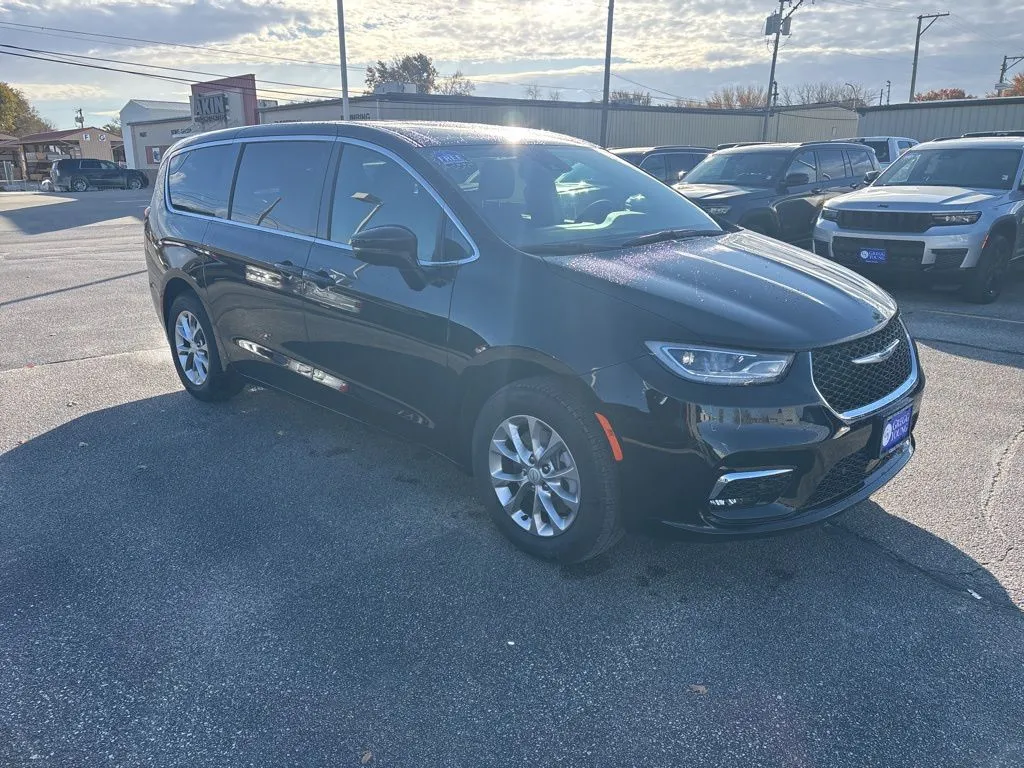 2026 Chrysler Pacifica photo 3