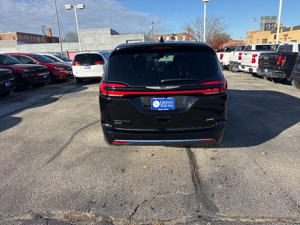 2026 Chrysler Pacifica photo 2