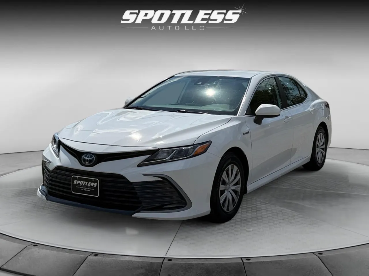 White 2021 Toyota Camry Hybrid LE for sale in San Antonio, TX