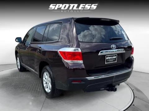 More photos of 2011 Toyota Highlander SE at Spotless Auto San Pedro, TX