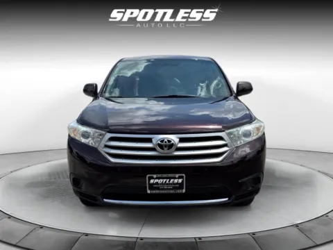 More photos of 2011 Toyota Highlander SE at Spotless Auto San Pedro, TX