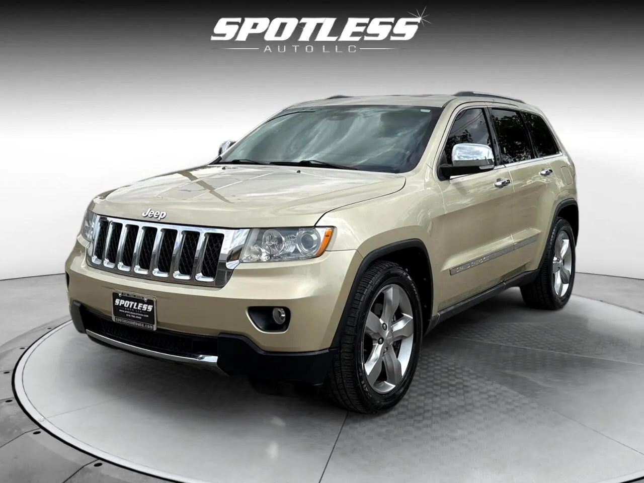 White 2011 Jeep Grand Cherokee Overland for sale in San Antonio, TX