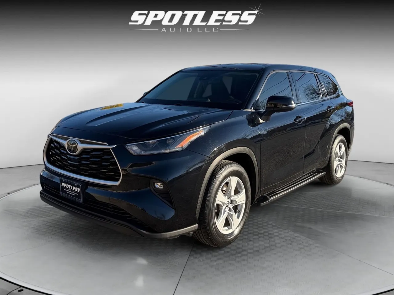 Black 2021 Toyota Highlander LE for sale in San Antonio, TX