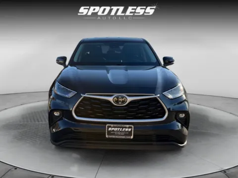 More photos of 2021 Toyota Highlander LE at Spotless Auto San Pedro, TX