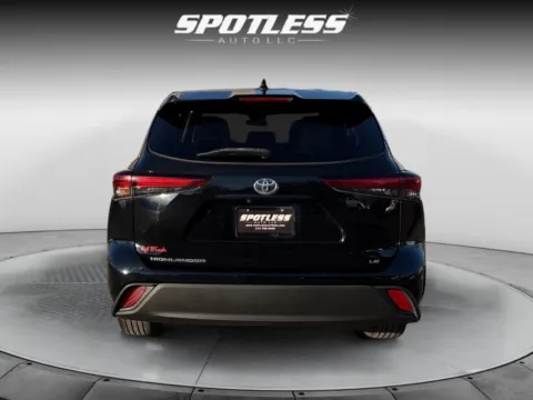 More photos of 2021 Toyota Highlander LE at Spotless Auto San Pedro, TX