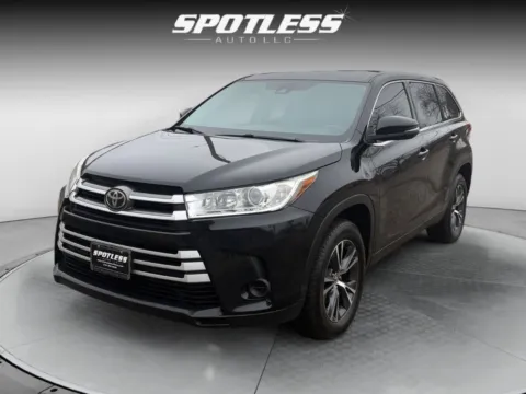 Black 2019 Toyota Highlander LE for sale in San Antonio, TX