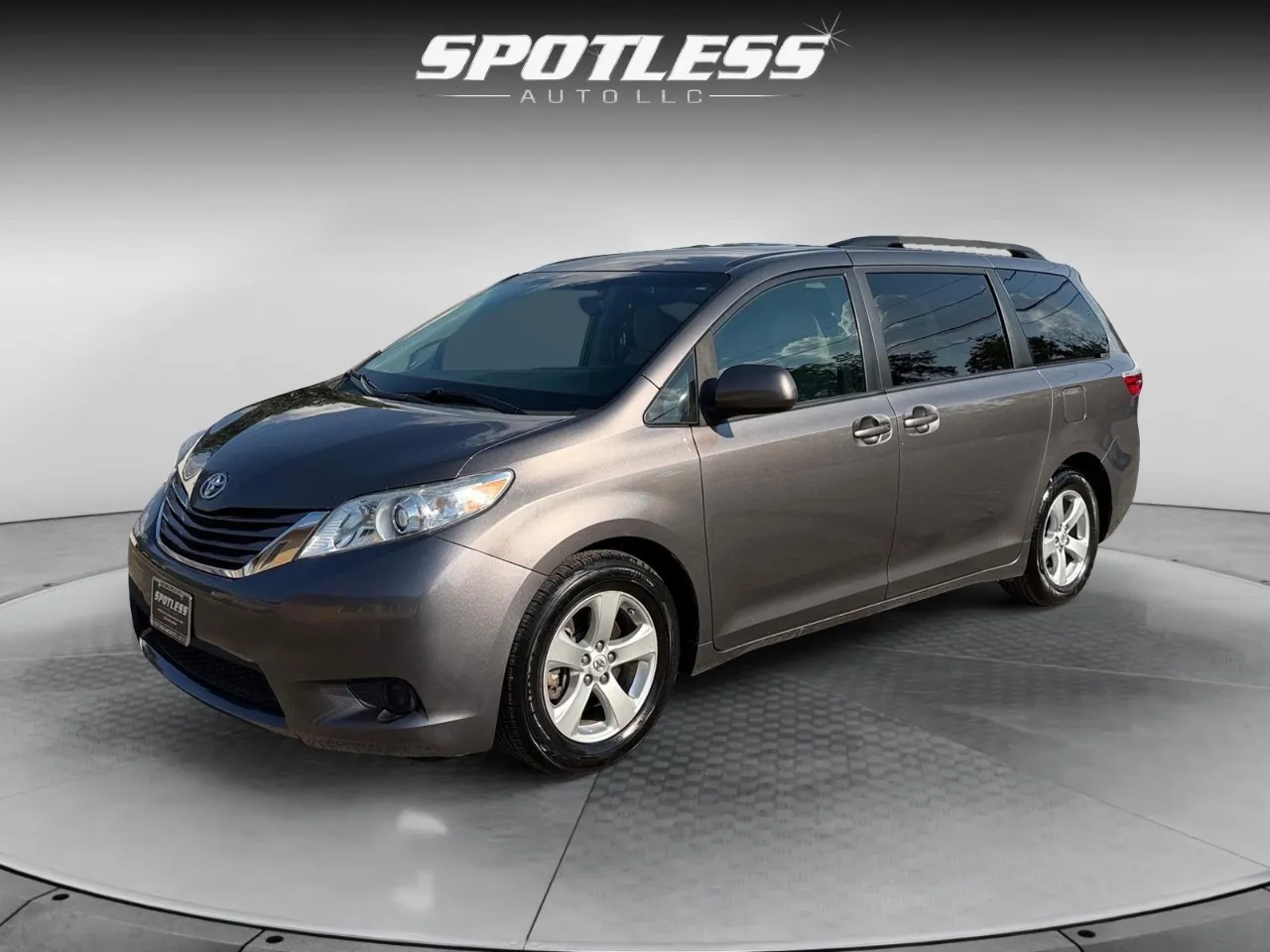 2015 Toyota Sienna LE V6 7-Passenger Access Seat's photo