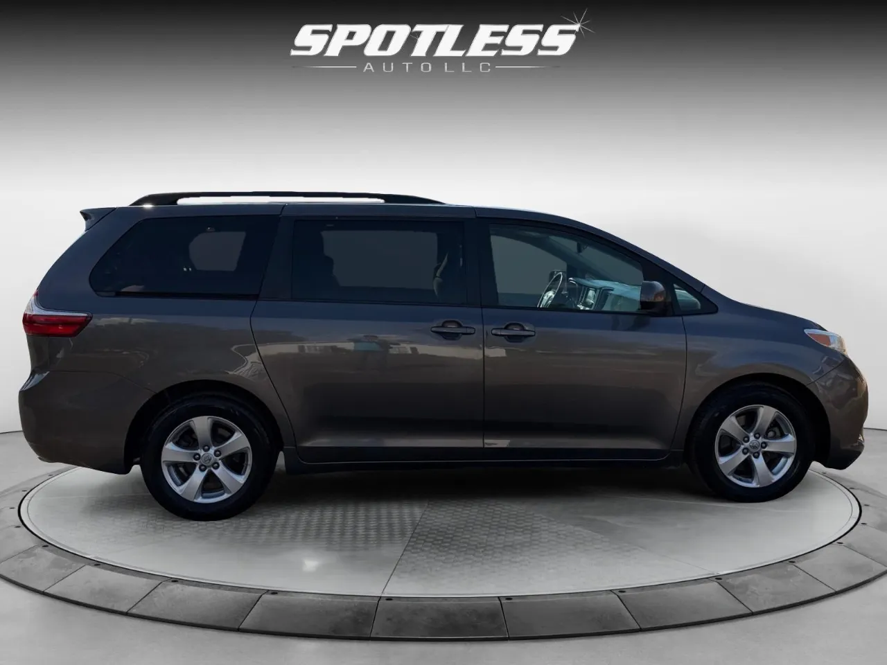 2015 Toyota Sienna LE - Photo 8