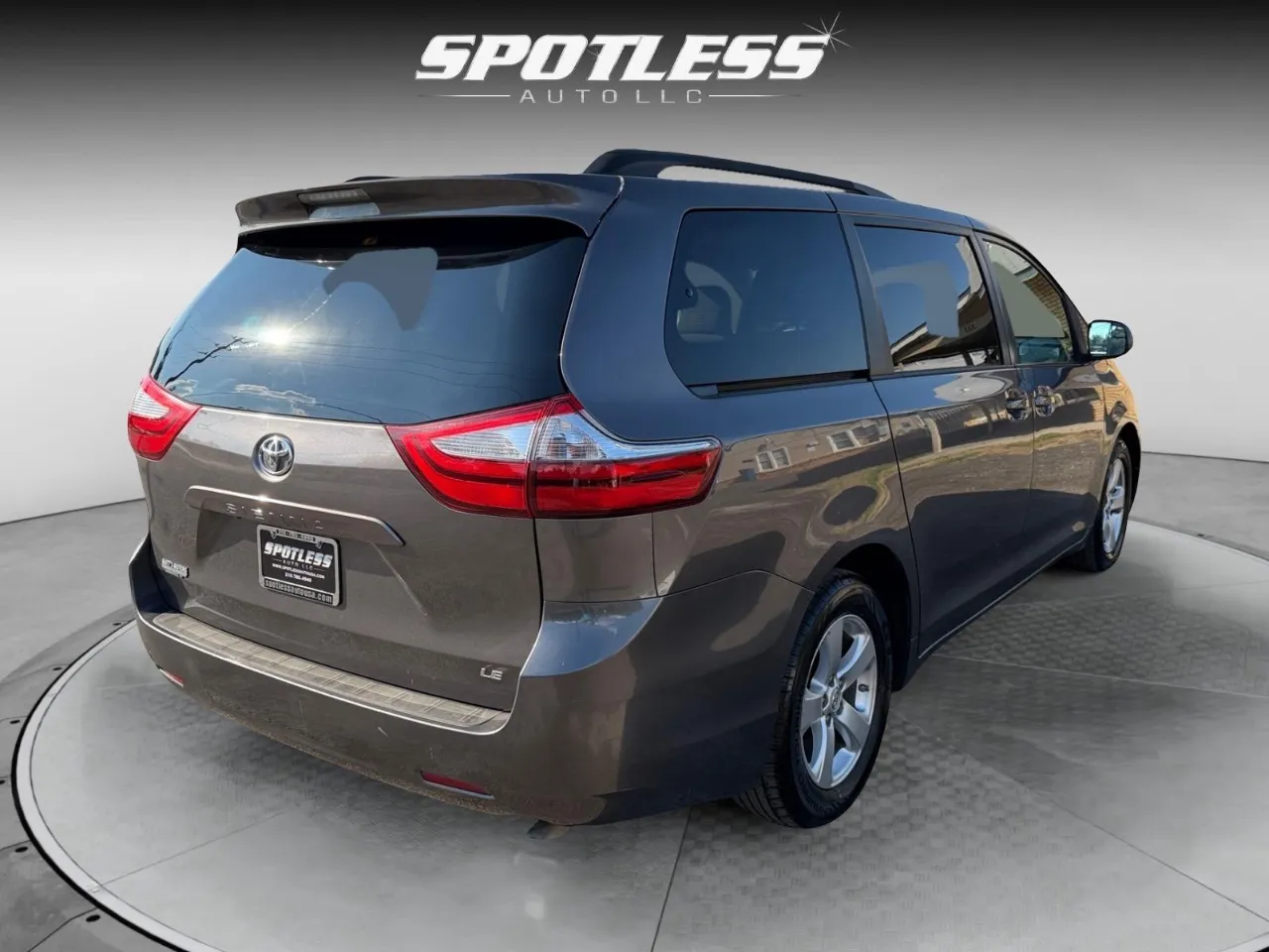 2015 Toyota Sienna LE - Photo 9