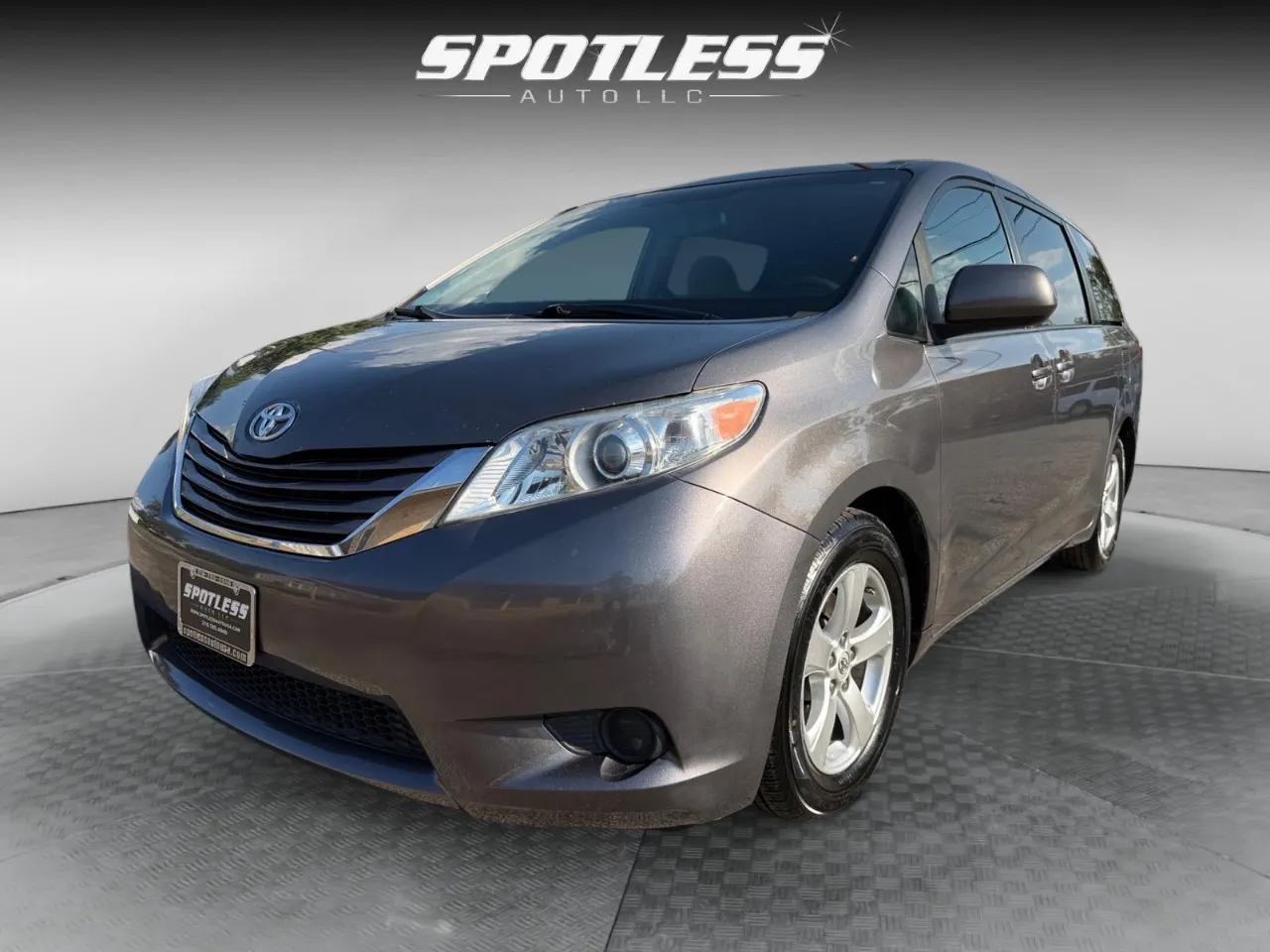 2015 Toyota Sienna LE - Photo 10