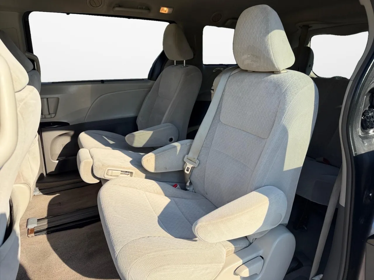 2015 Toyota Sienna LE - Photo 25