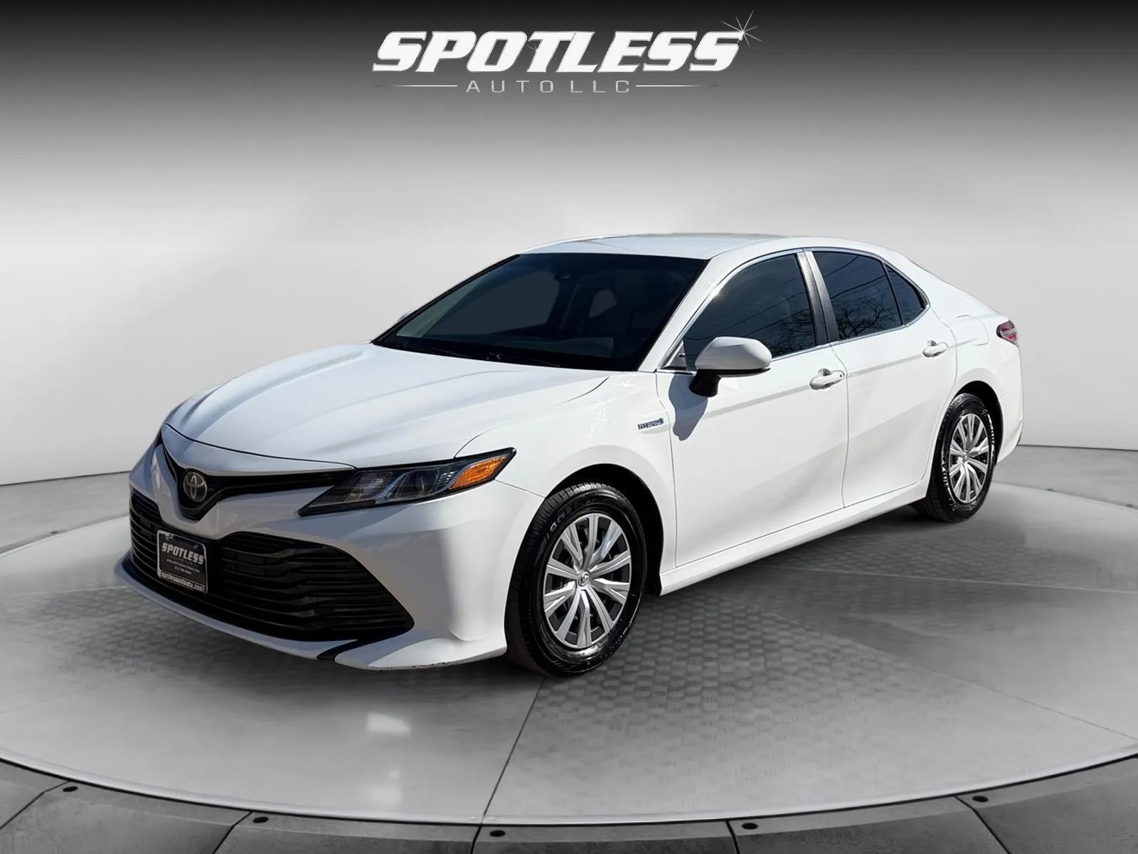 White 2018 Toyota Camry Hybrid LE for sale in San Antonio, TX