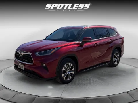 Red 2021 Toyota Highlander XLE for sale in San Antonio, TX