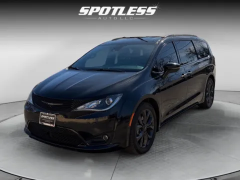 Black 2018 Chrysler Pacifica Limited for sale in San Antonio, TX