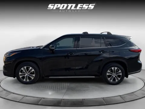 Another view of 2021 Toyota Highlander XLE for sale in San Antonio, TX at Spotless Auto San Pedro