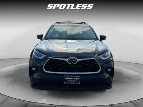 More photos of 2021 Toyota Highlander XLE at Spotless Auto San Pedro, TX