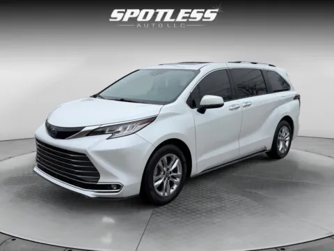 White 2022 Toyota Sienna Limited 7-Passenger for sale in San Antonio, TX