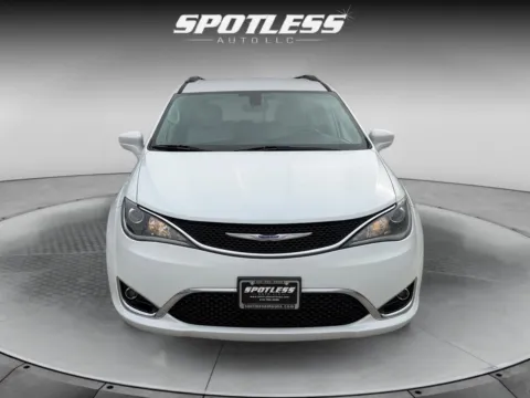 More photos of 2017 Chrysler Pacifica at Spotless Auto Loop 1604, TX