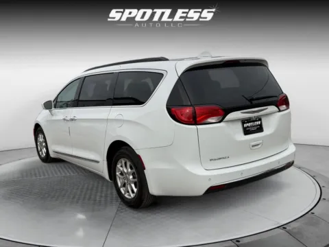 More photos of 2017 Chrysler Pacifica at Spotless Auto Loop 1604, TX