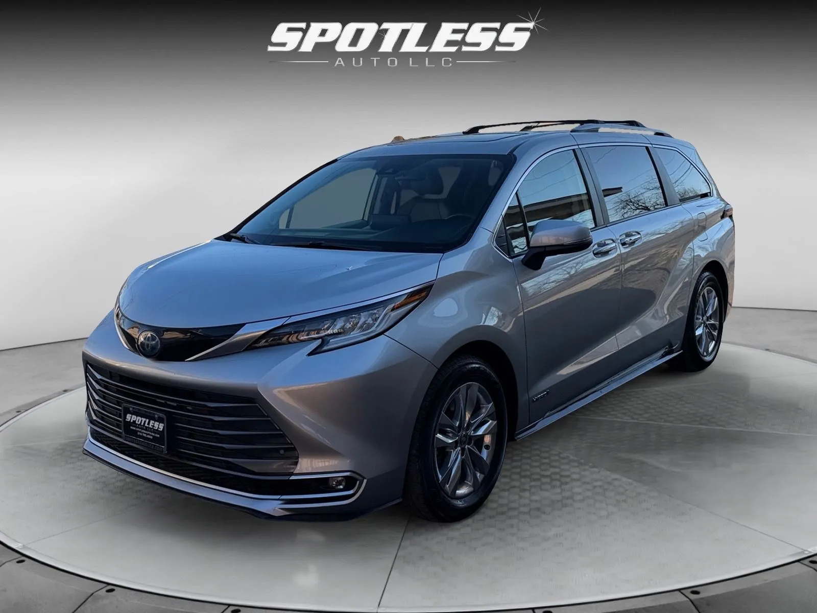Silver 2021 Toyota Sienna Limited 7-Passenger for sale in San Antonio, TX