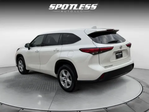 More photos of 2021 Toyota Highlander LE at Spotless Auto San Pedro, TX