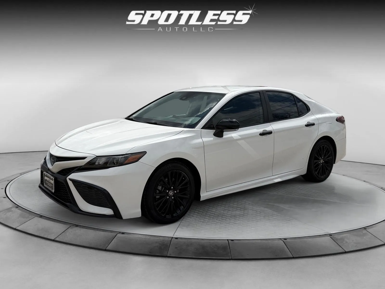 White 2022 Toyota Camry Hybrid SE Nightshade for sale in San Antonio, TX