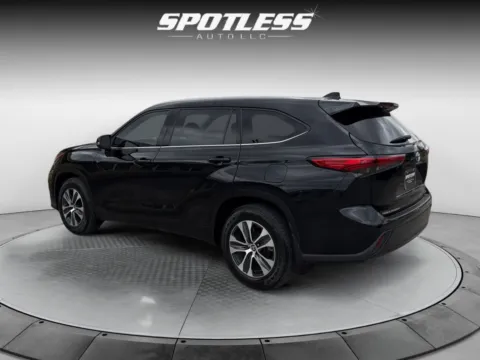 More photos of 2022 Toyota Highlander XLE at Spotless Auto San Pedro, TX