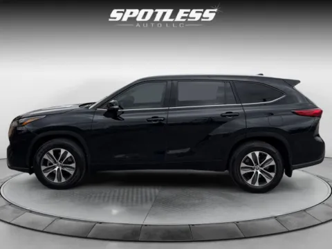 More photos of 2022 Toyota Highlander XLE at Spotless Auto San Pedro, TX