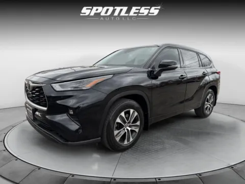 Another view of 2022 Toyota Highlander XLE for sale in San Antonio, TX at Spotless Auto San Pedro