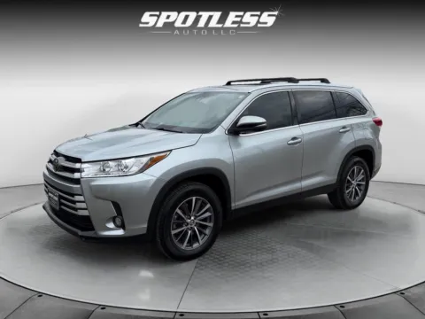 Silver 2019 Toyota Highlander for sale in San Antonio, TX
