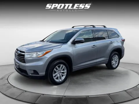 Silver 2015 Toyota Highlander LE for sale in San Antonio, TX