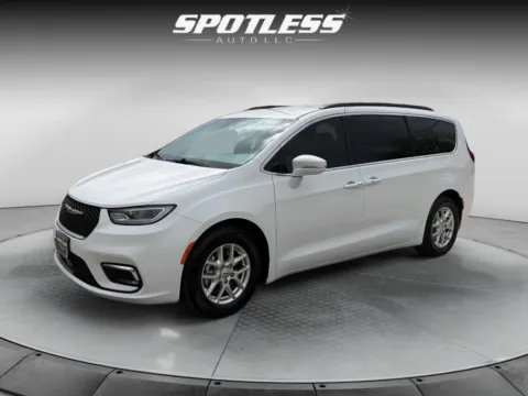 White 2022 Chrysler Pacifica Touring L for sale in San Antonio, TX