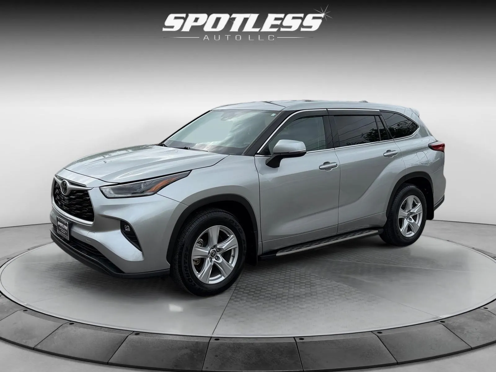 Silver 2021 Toyota Highlander LE for sale in San Antonio, TX