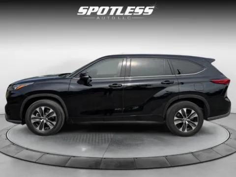More photos of 2020 Toyota Highlander XLE at Spotless Auto San Pedro, TX