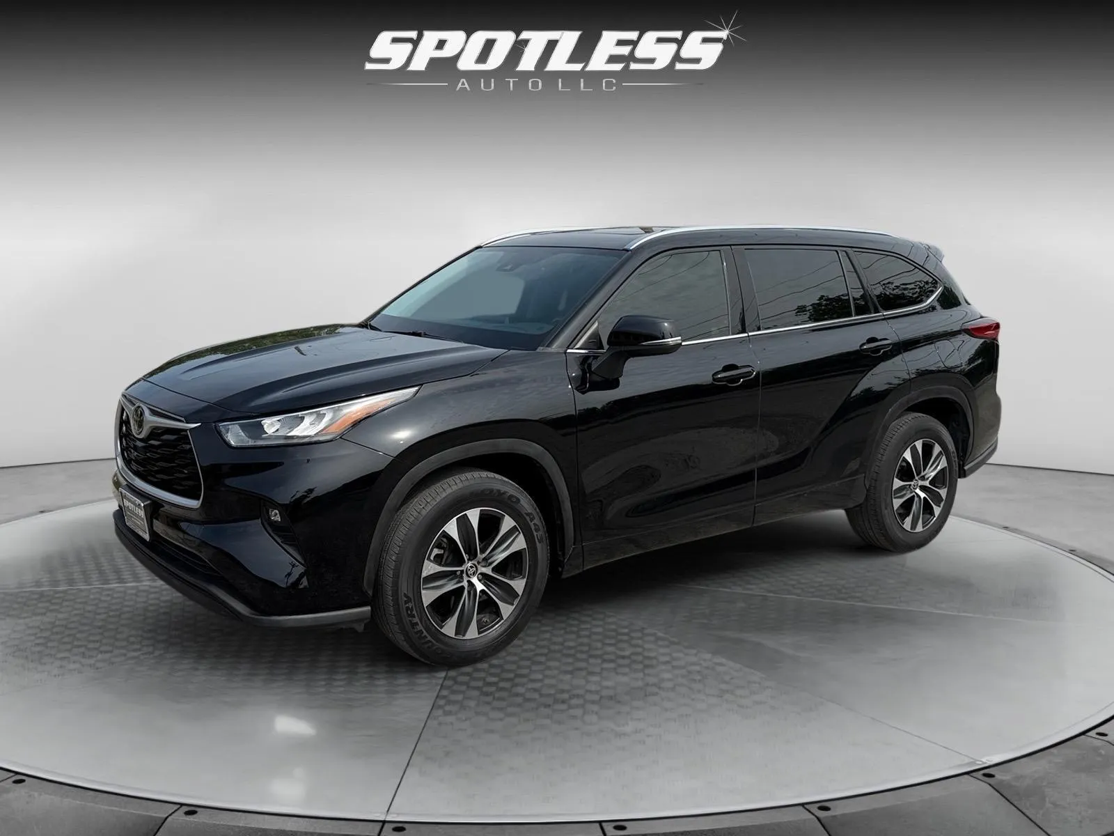 Black 2020 Toyota Highlander XLE for sale in San Antonio, TX