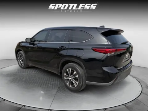 More photos of 2020 Toyota Highlander XLE at Spotless Auto San Pedro, TX