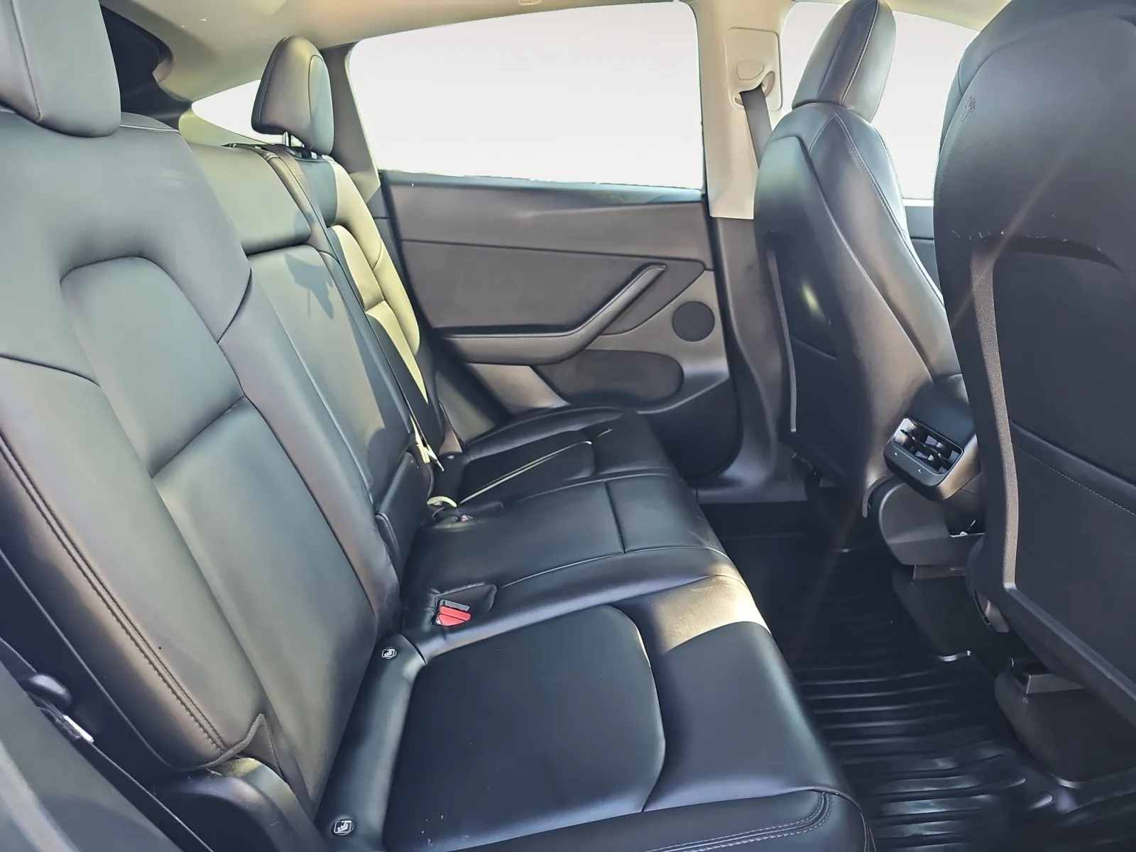 Tesla Model Y photo 18