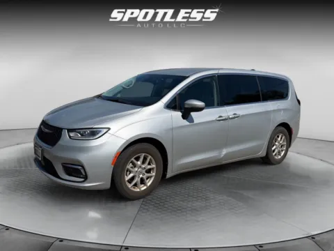 Silver 2023 Chrysler Pacifica Touring L for sale in San Antonio, TX
