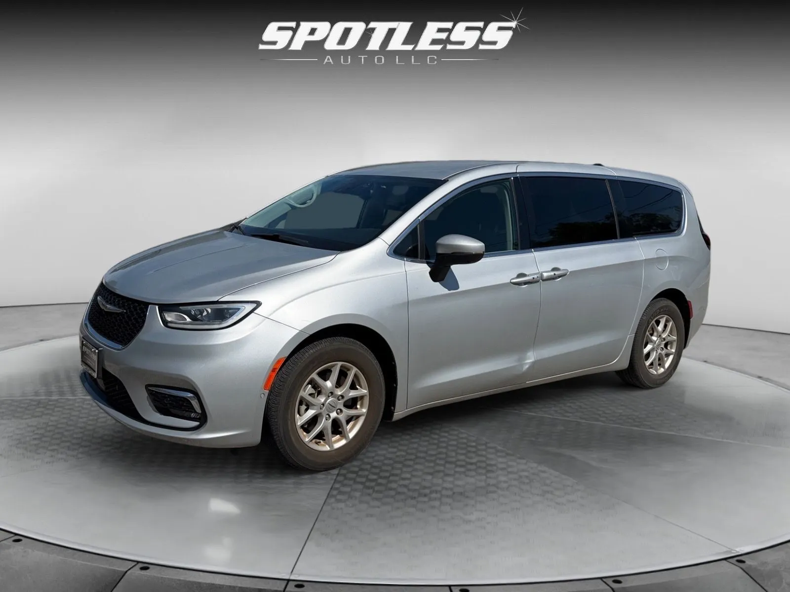 2023 Chrysler Pacifica Touring L's photo
