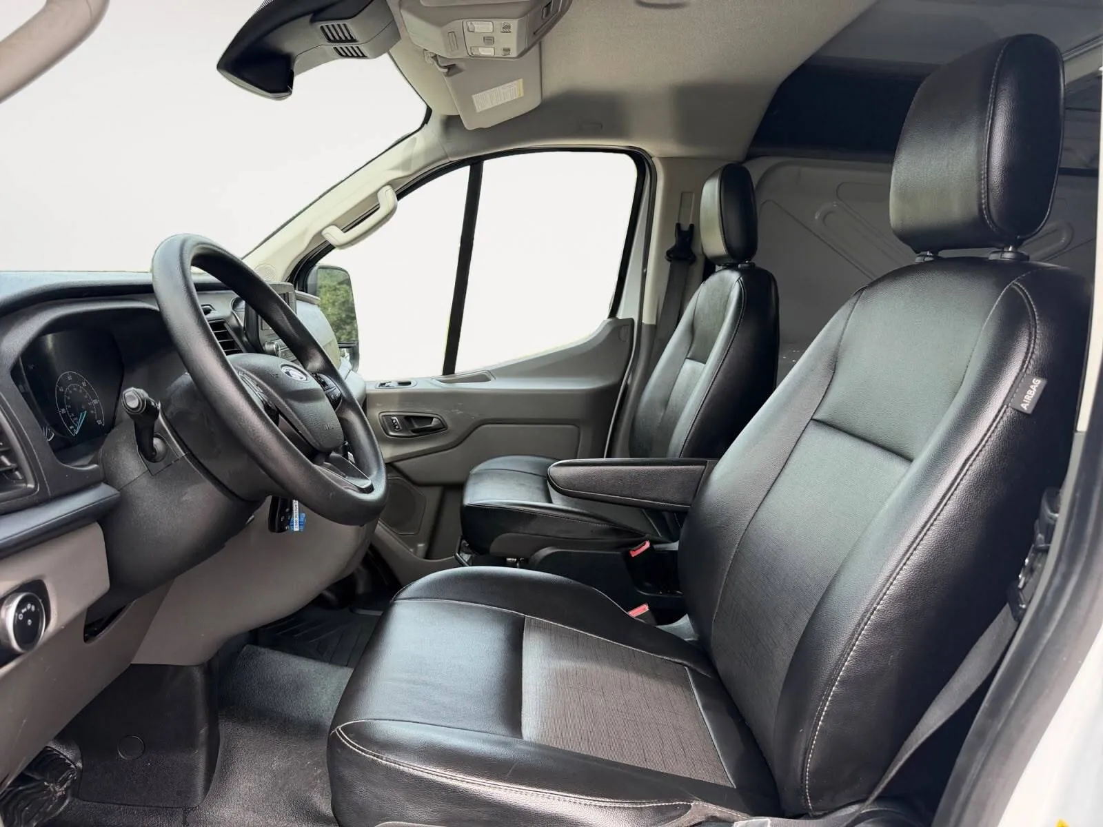 Ford Transit photo 19