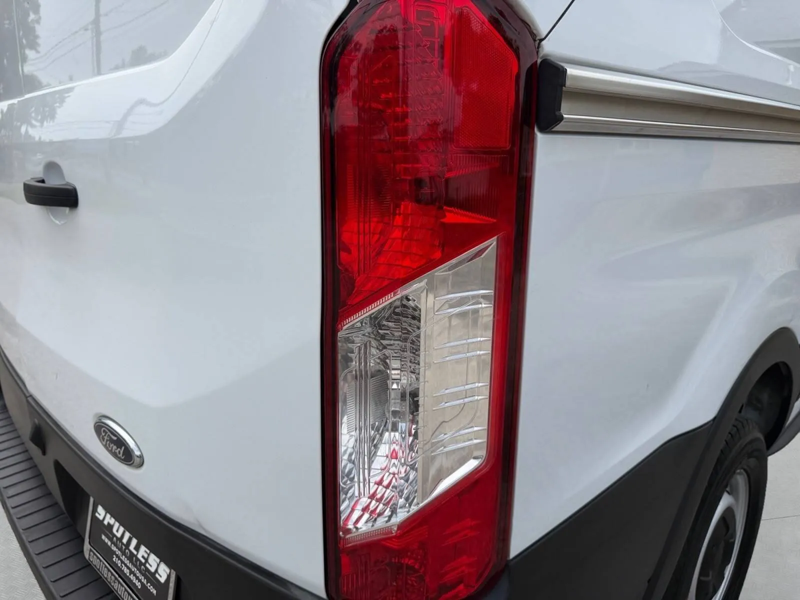 Ford Transit photo 13