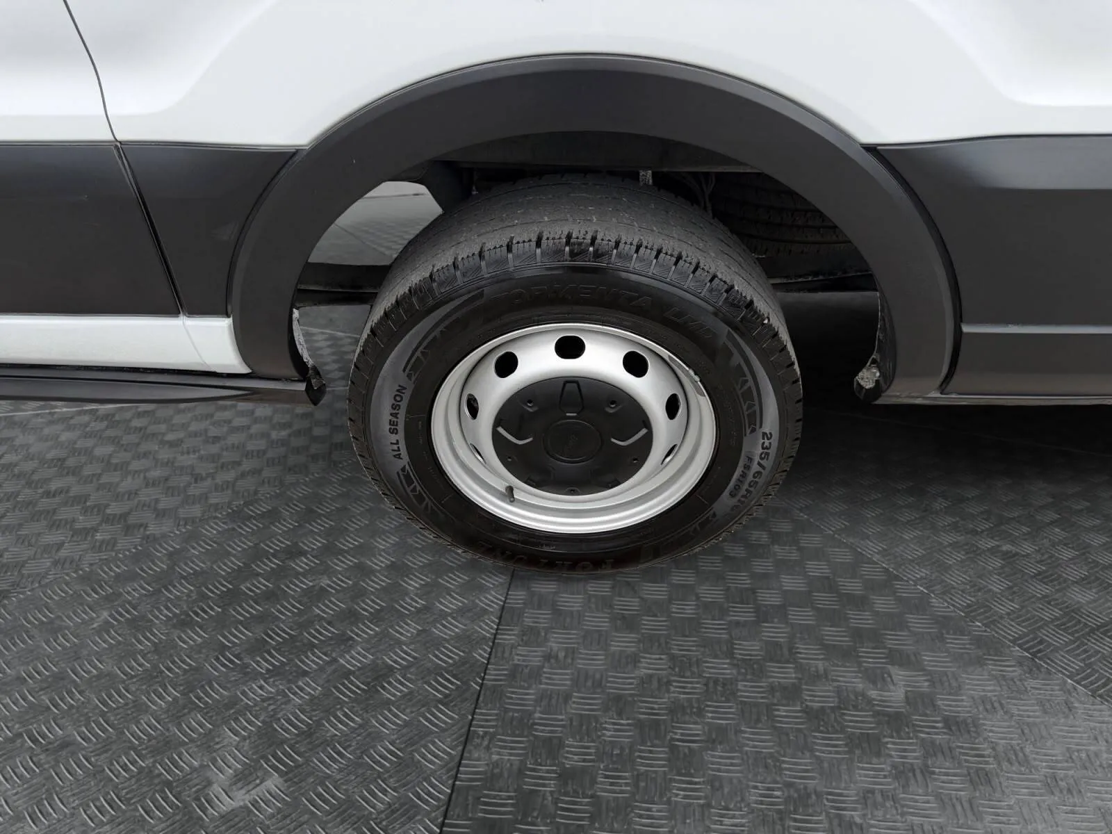 Ford Transit photo 14