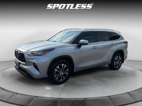 Silver 2020 Toyota Highlander Hybrid XLE for sale in San Antonio, TX